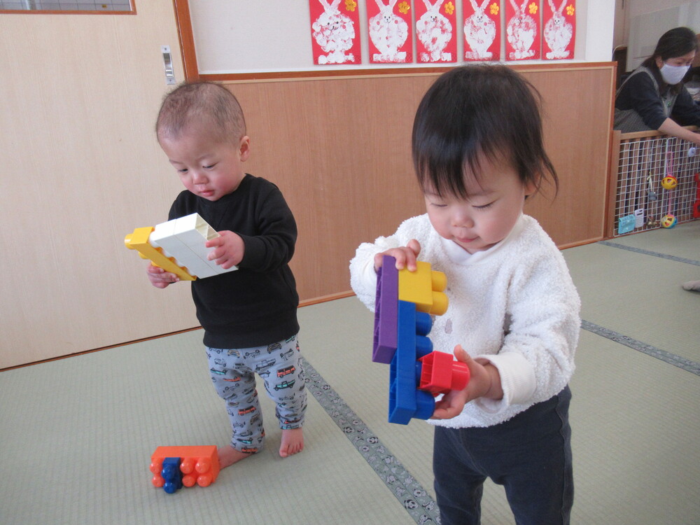 子どもたちがブロックで遊んでいる