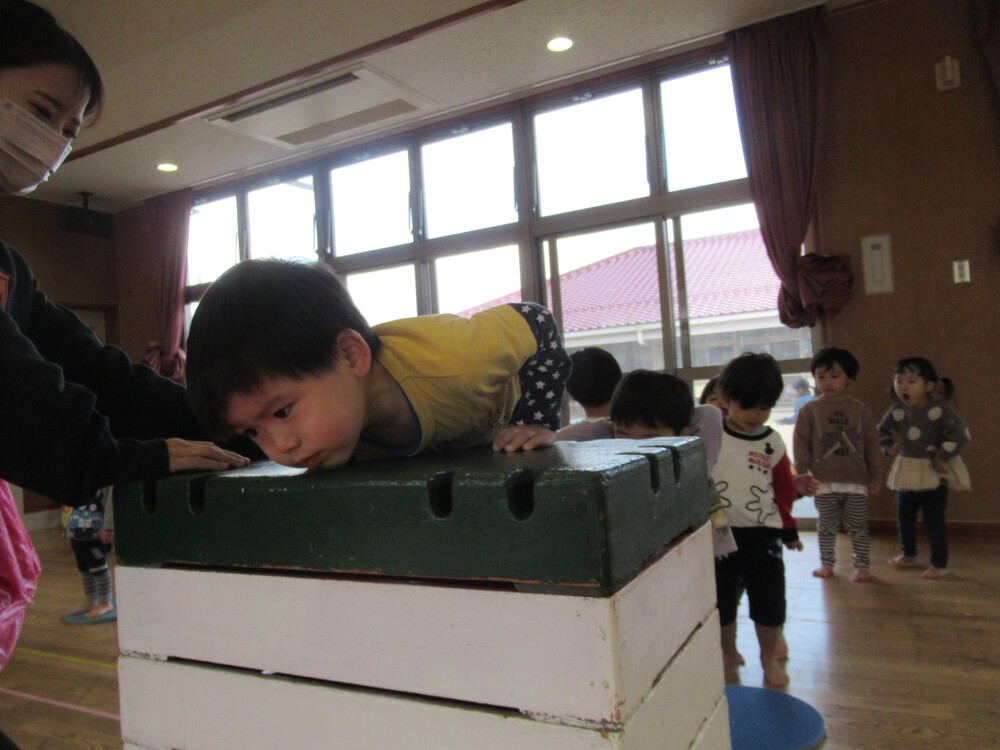 巧技台を登る男の子