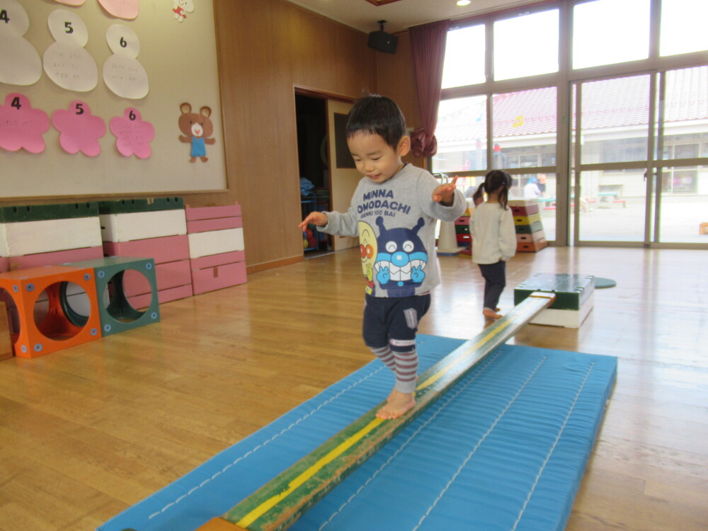 一本橋を渡る男の子