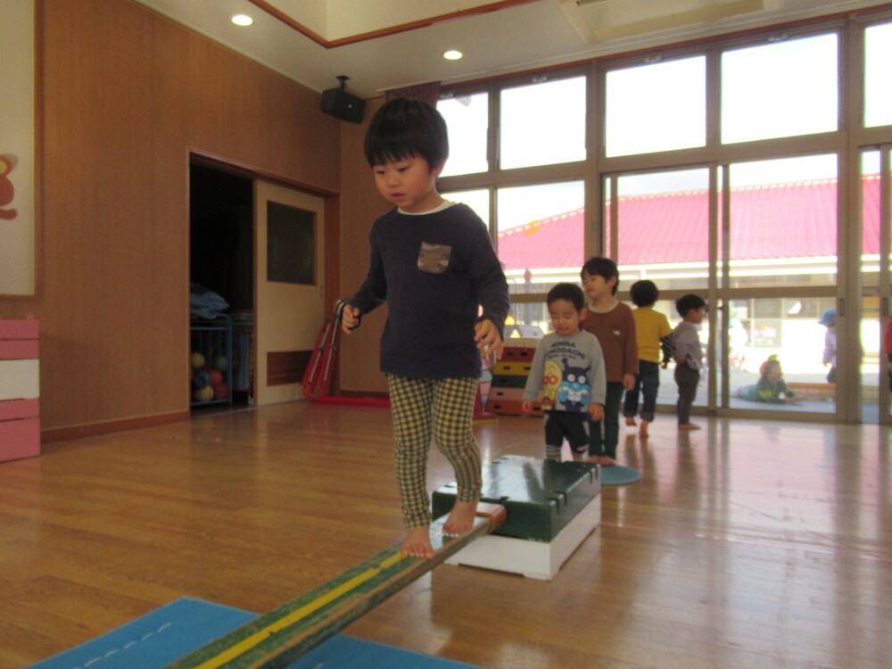 一本橋を渡る男の子