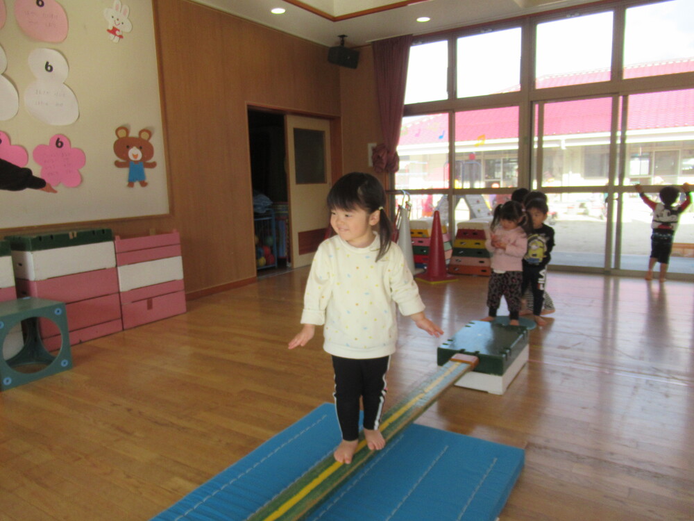 一本橋を渡る女の子