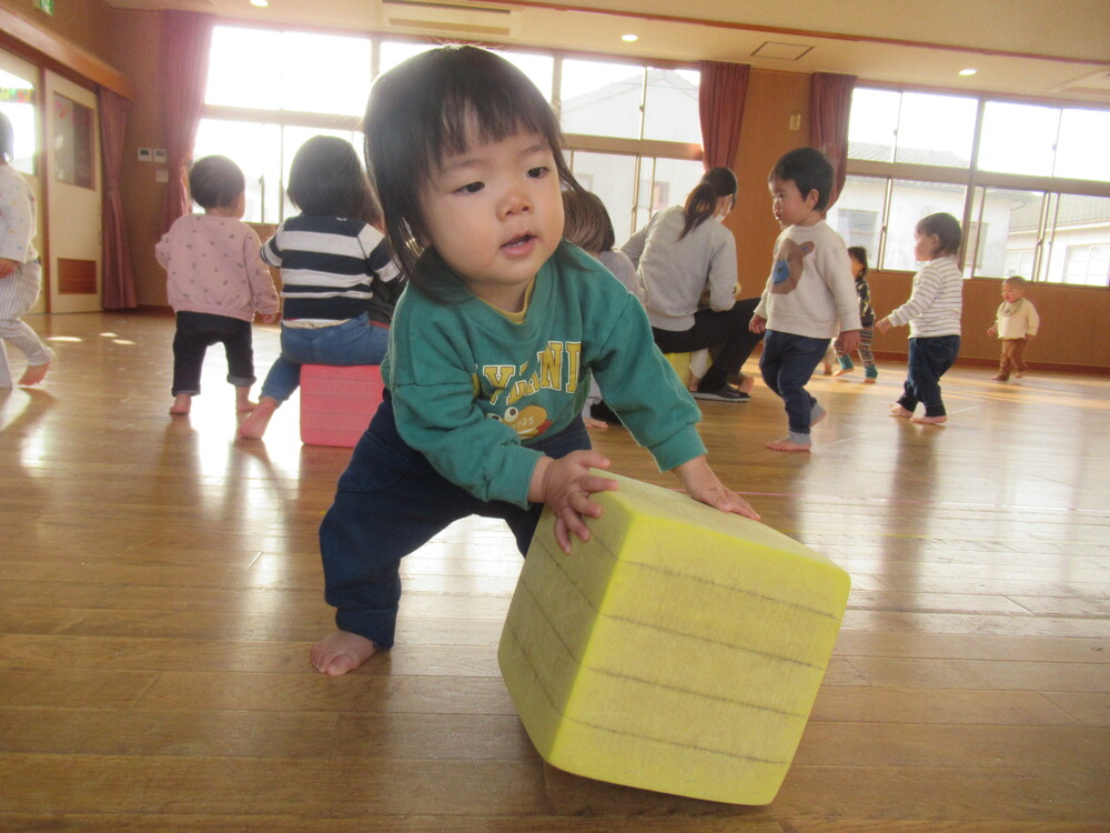 プラポインㇳを持ち上げようとする子ども