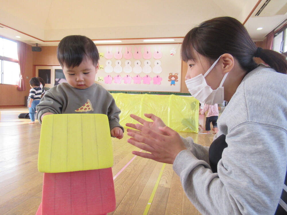 プラポイントを積み重ねて遊ぶ子ども