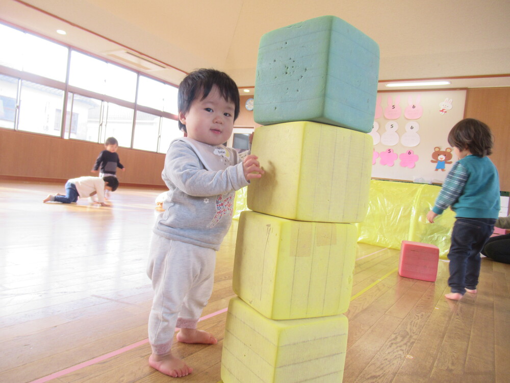 プラポイントで遊ぶ子ども１