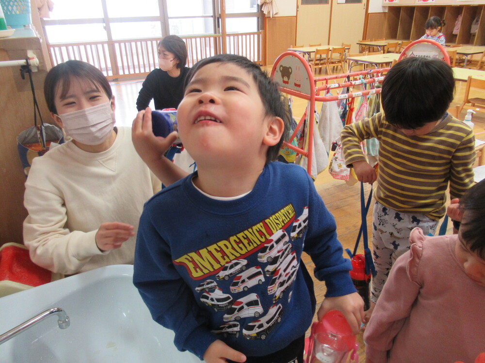 うがいをしている