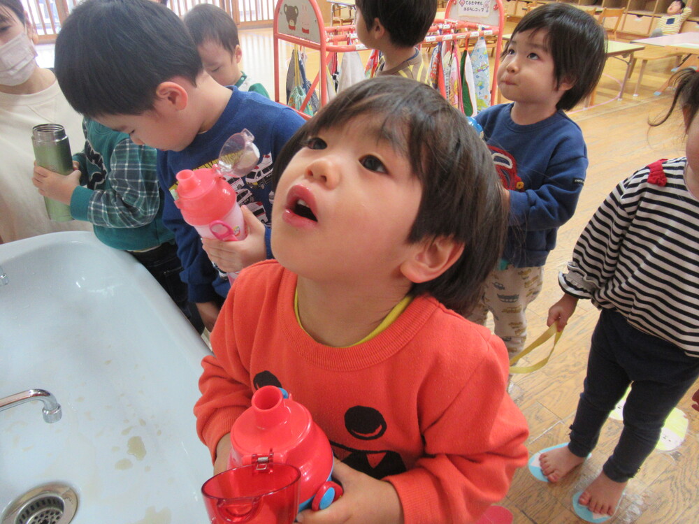 うがいをしている
