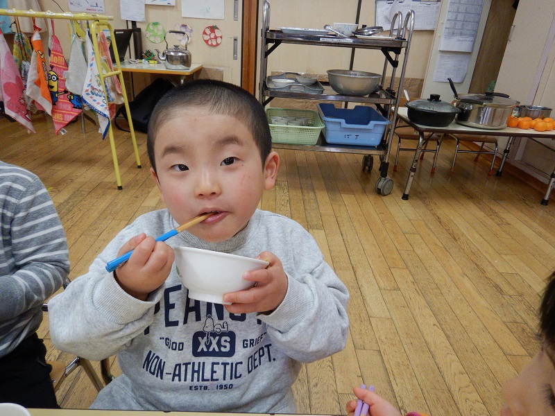 七草を食べる様子