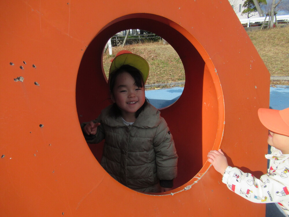 公園で遊んでいる