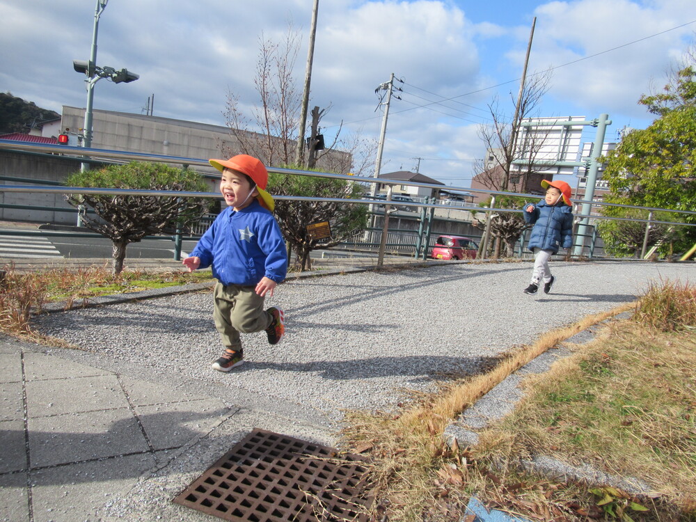 公園で遊んでいる