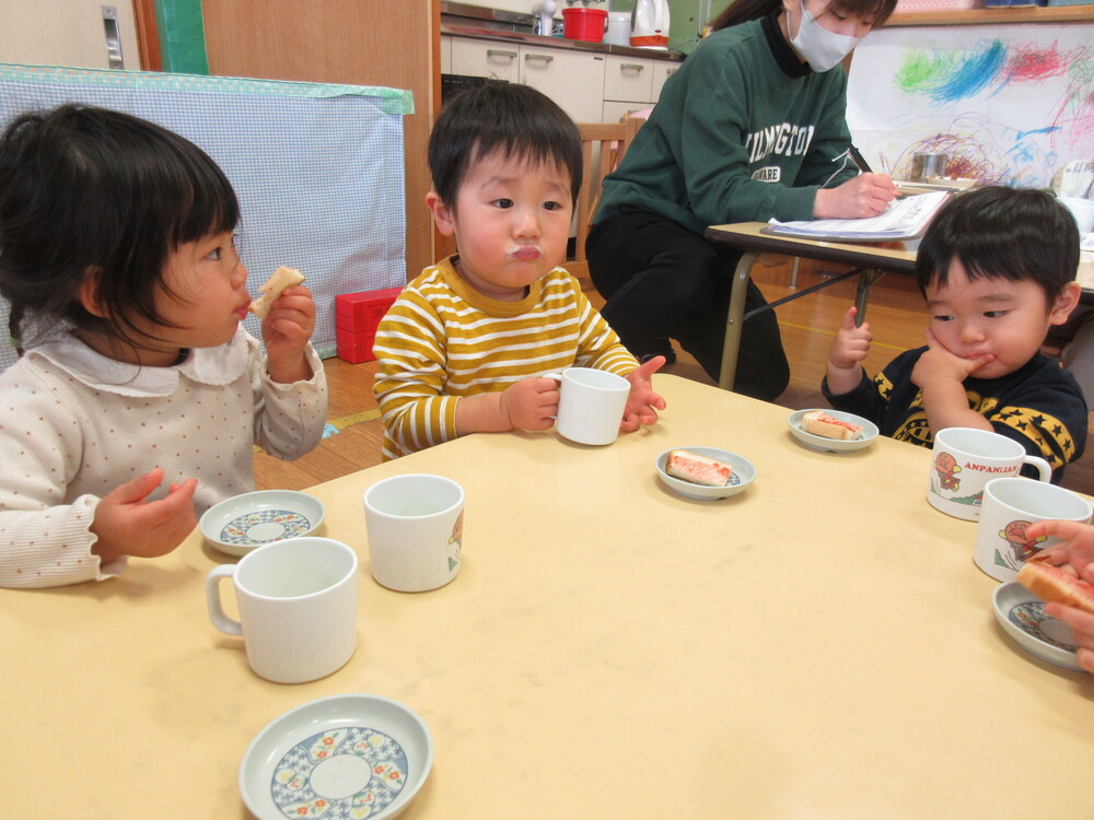 おやつを食べている