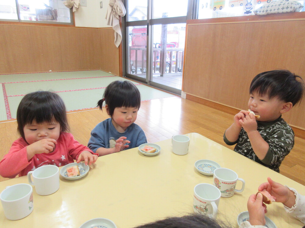 おやつを食べている