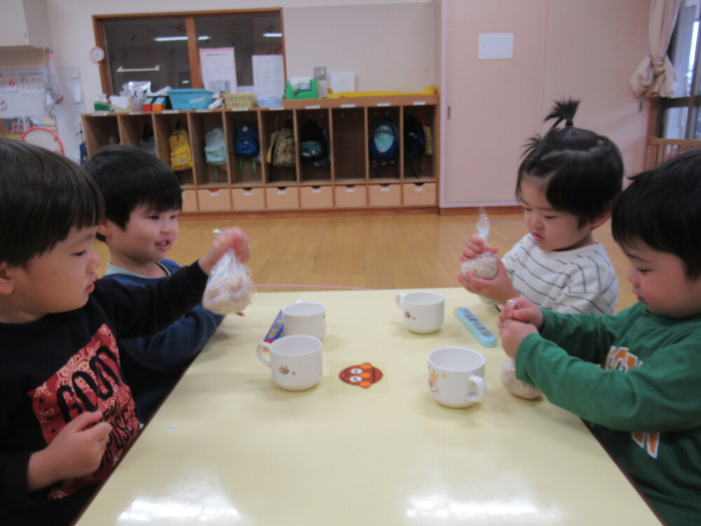 おにぎりを握る子どもたち