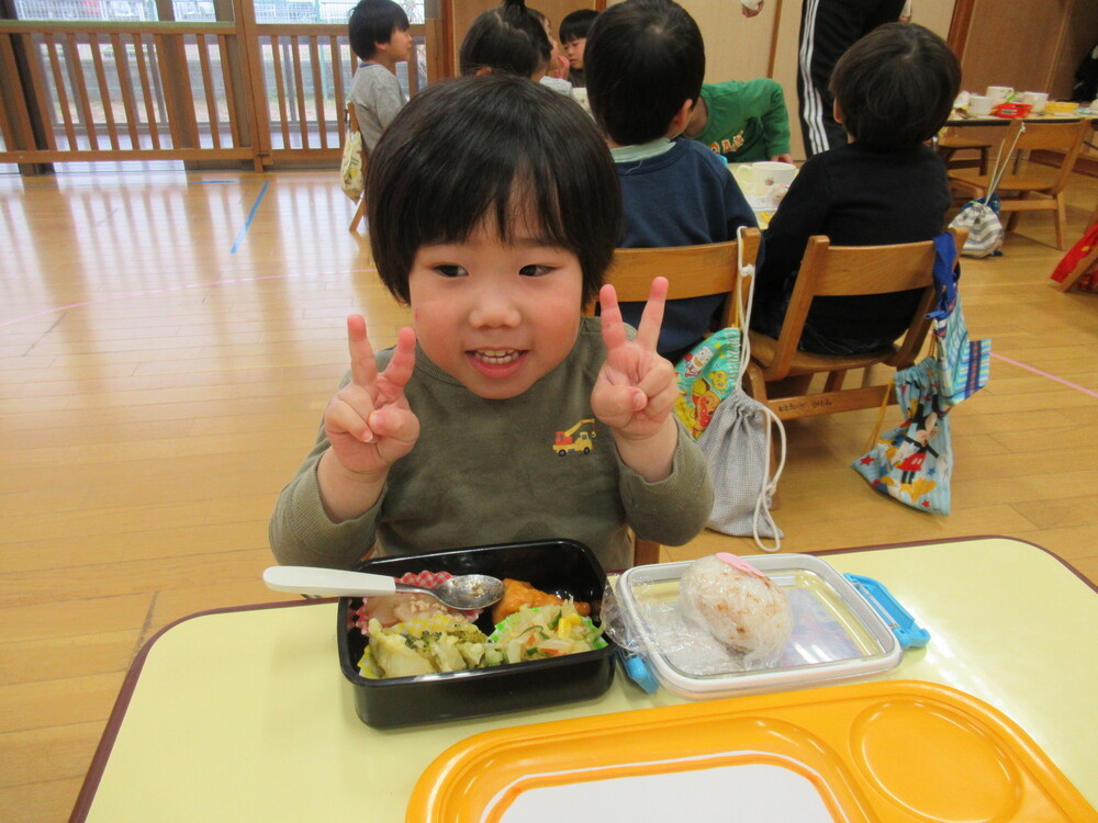 お弁当を食べる男の子