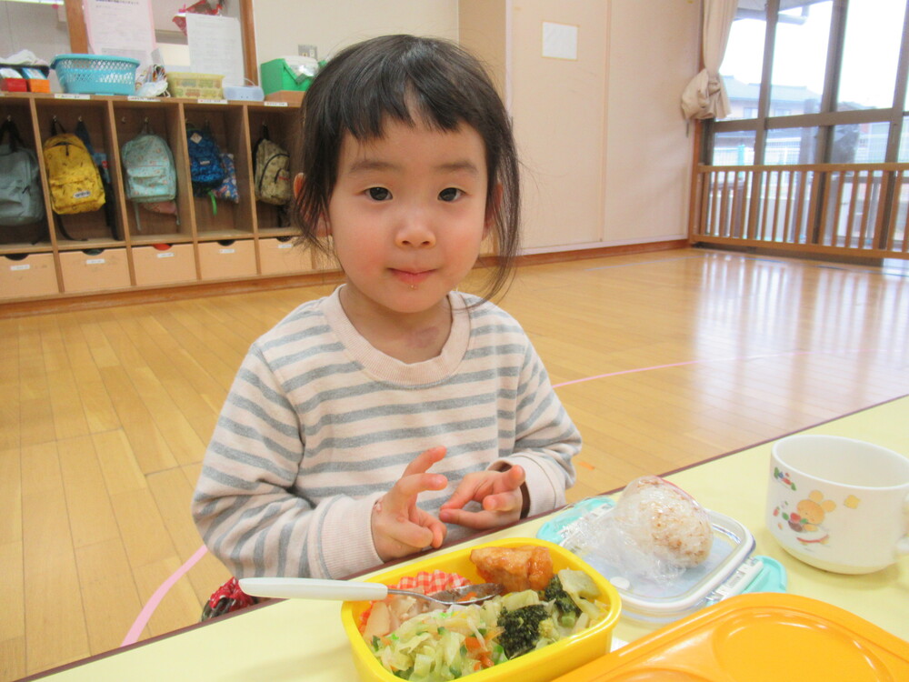 お弁当を食べる女の子