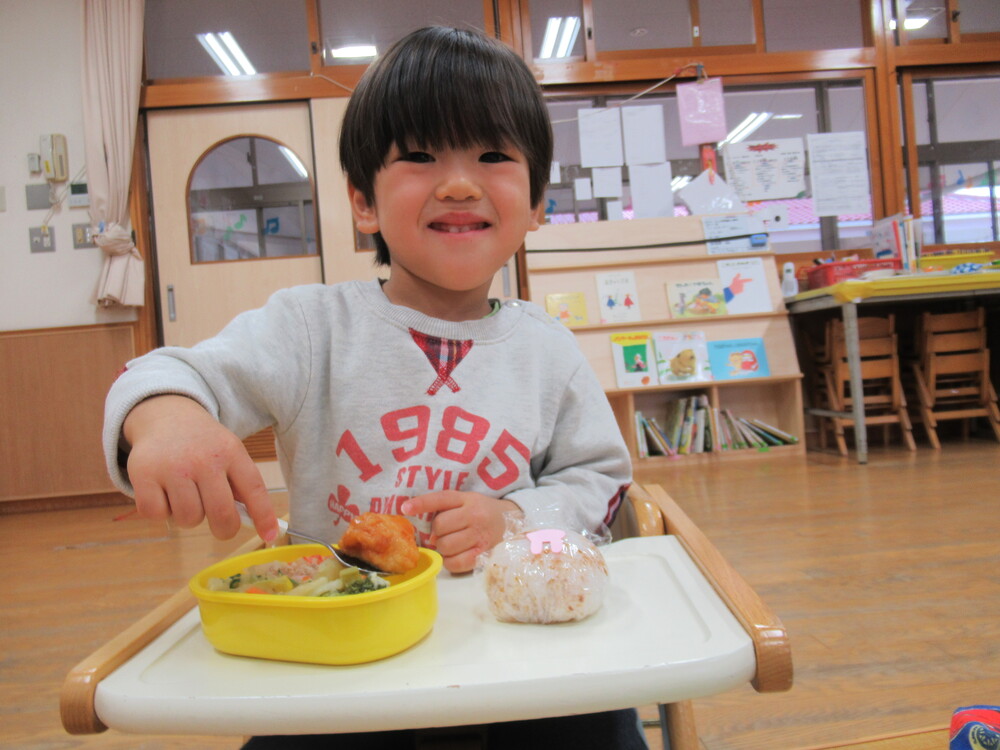 お弁当を食べる男の子