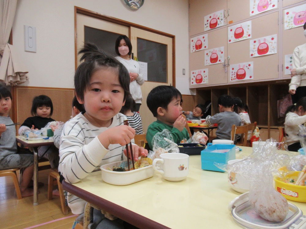 お弁当を食べる子どもたち