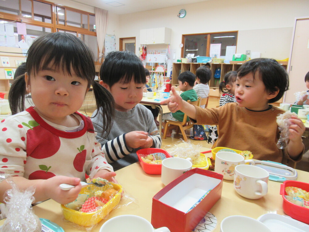 お弁当を食べる子どもたち