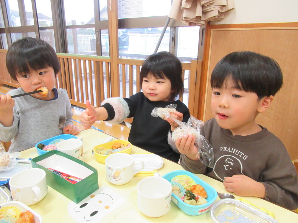 お弁当を食べる子どもたち
