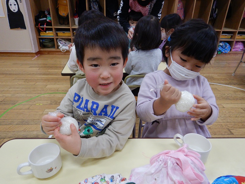 お弁当ごっこの様子 