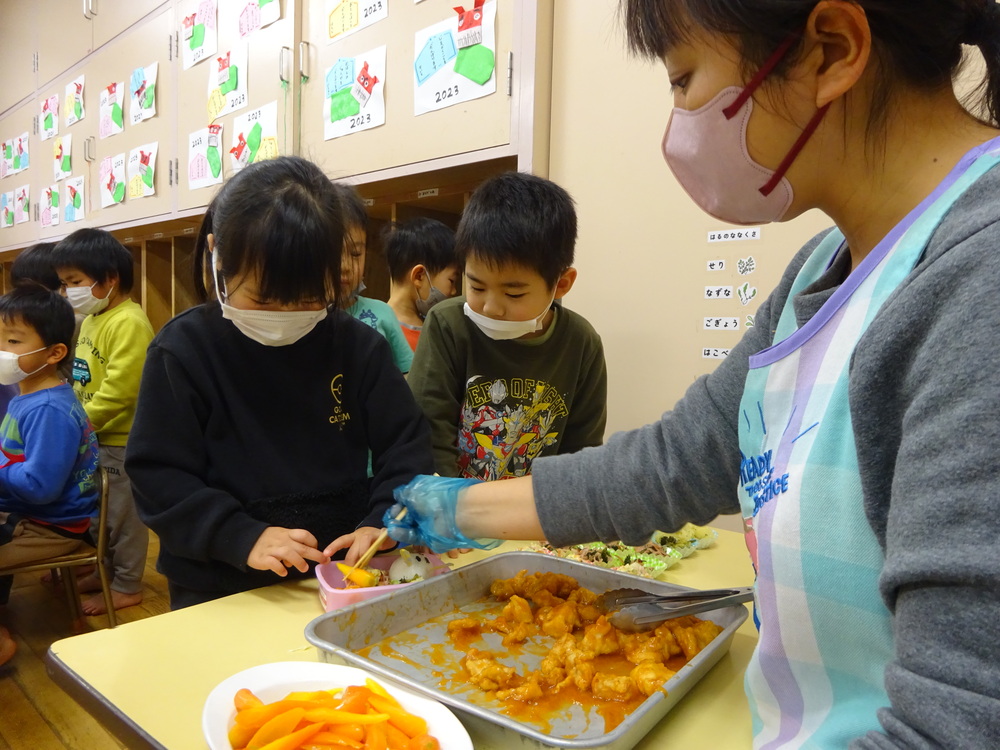 おかずを入れてもらう様子