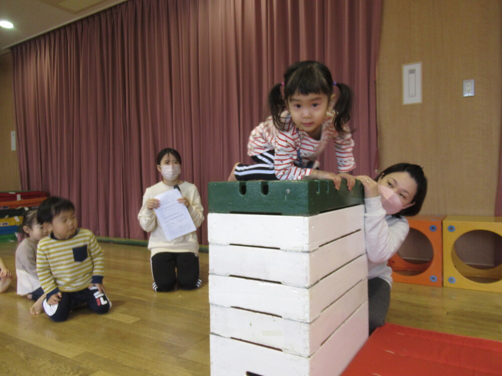 巧技台を登る女の子