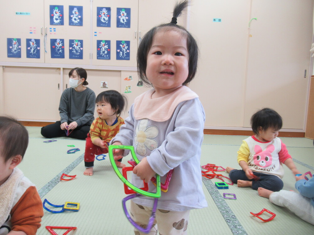 マグブロックをたくさん持っている子ども