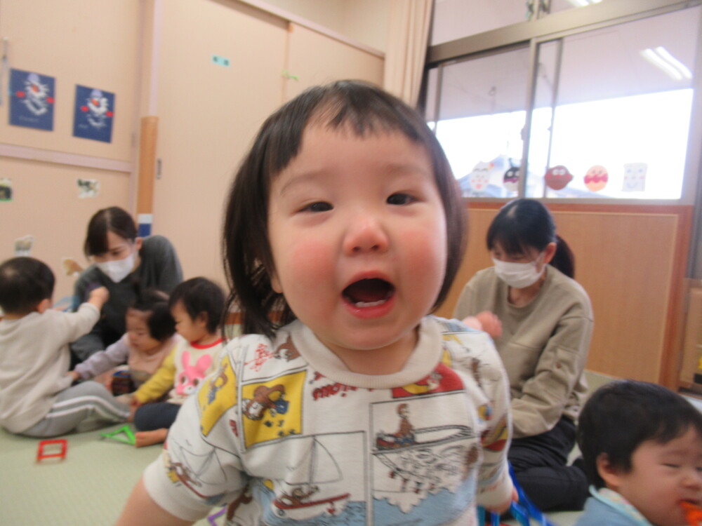 いないいないばあをする子ども