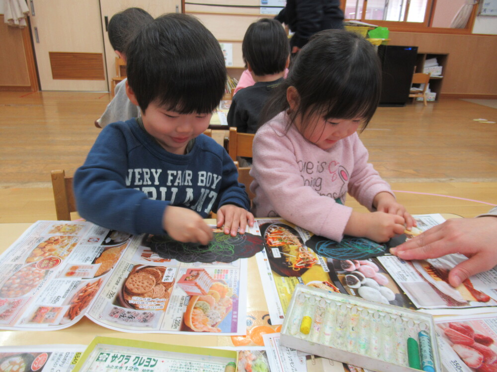 クレヨンでなぐり書きをしている