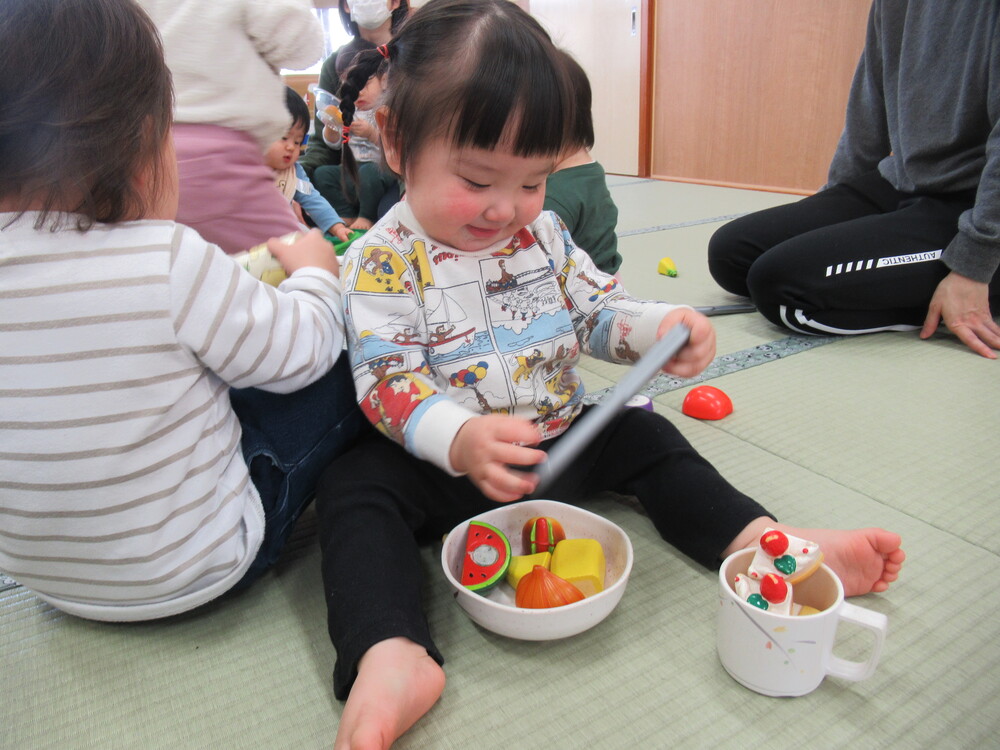 男の子が笑っている