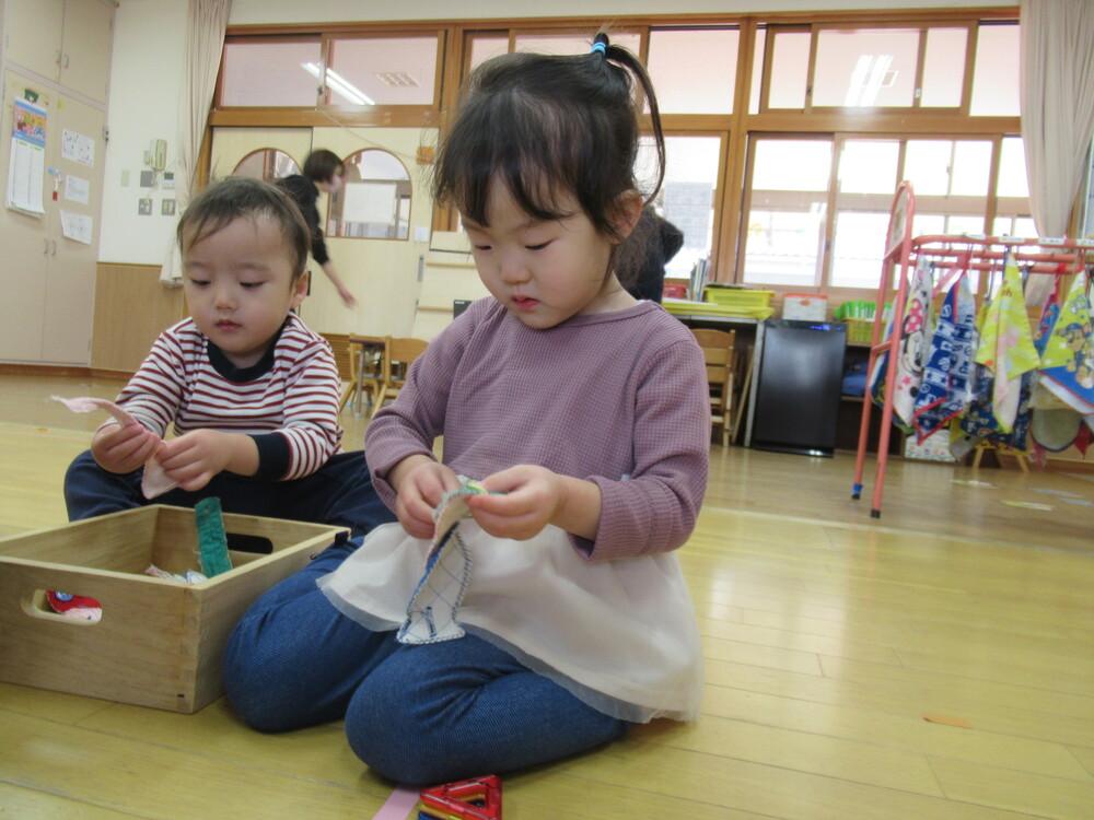 ボタン留めをしている