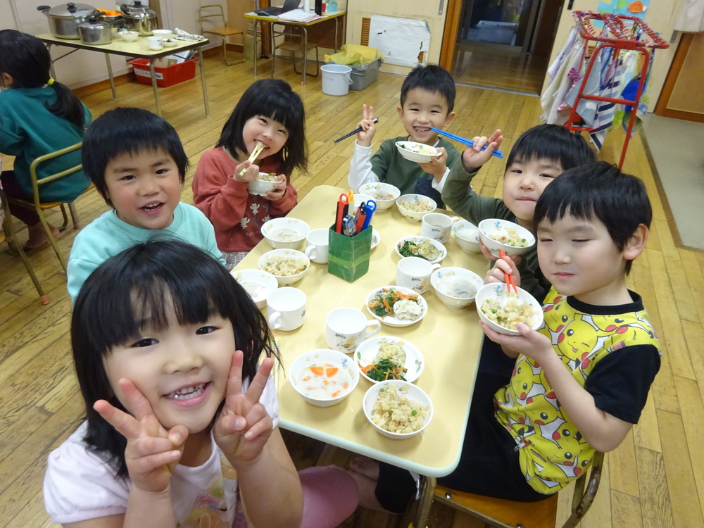 給食を食べる様子