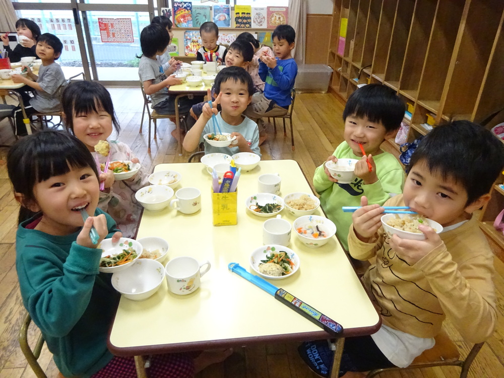 給食を食べる様子