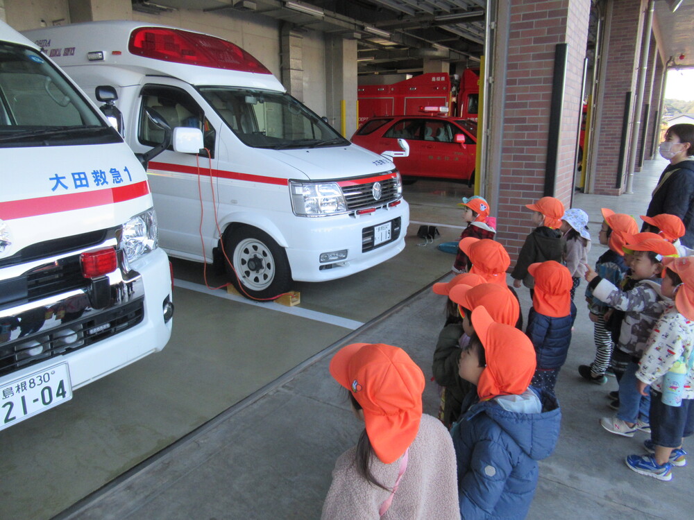 救急車を見ている