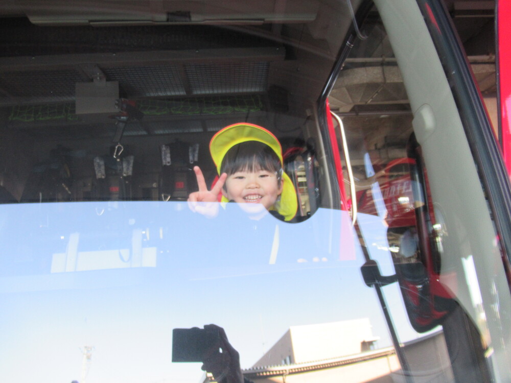 消防車にのせてもらっている
