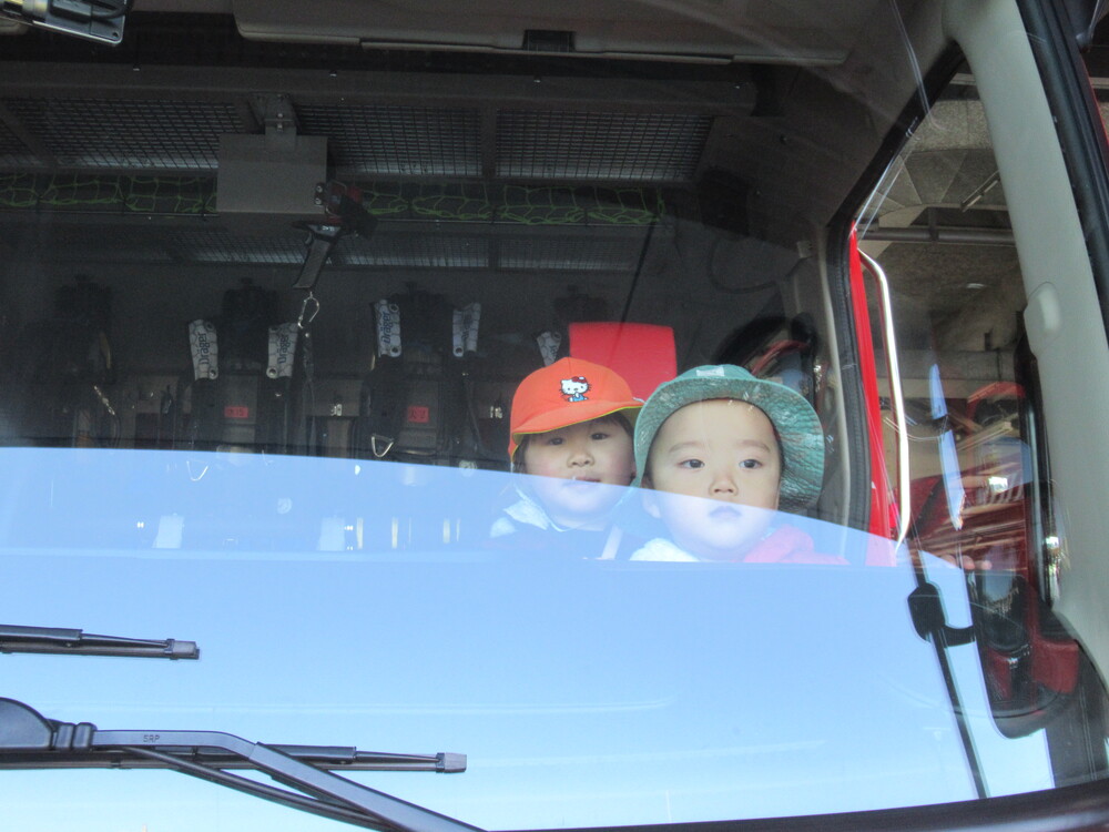 消防車にのせてもらっている