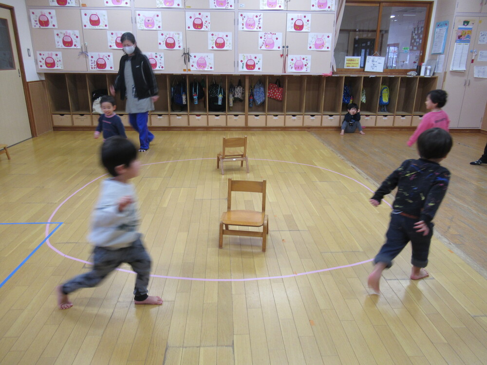 イスに座ろうとしている子どもたち