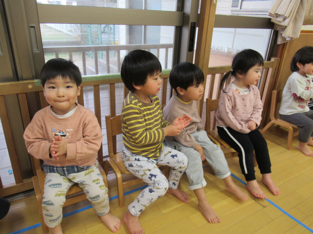 応援をしている子どもたち