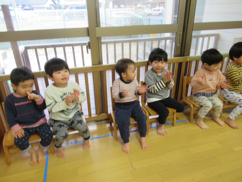 応援をしている子どもたち