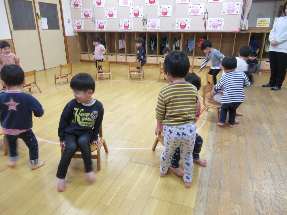 イスに座ろうとする子どもたち