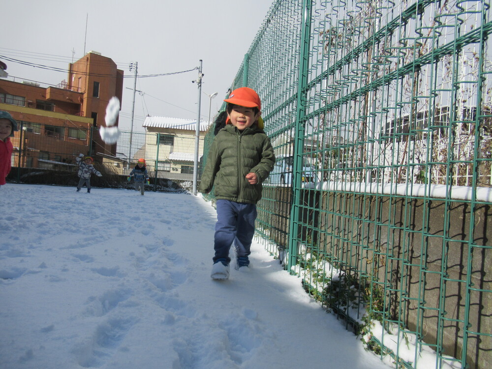 雪遊びをする