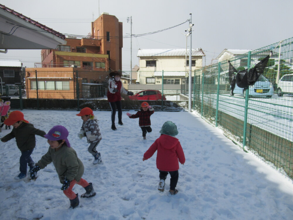 雪遊びをする