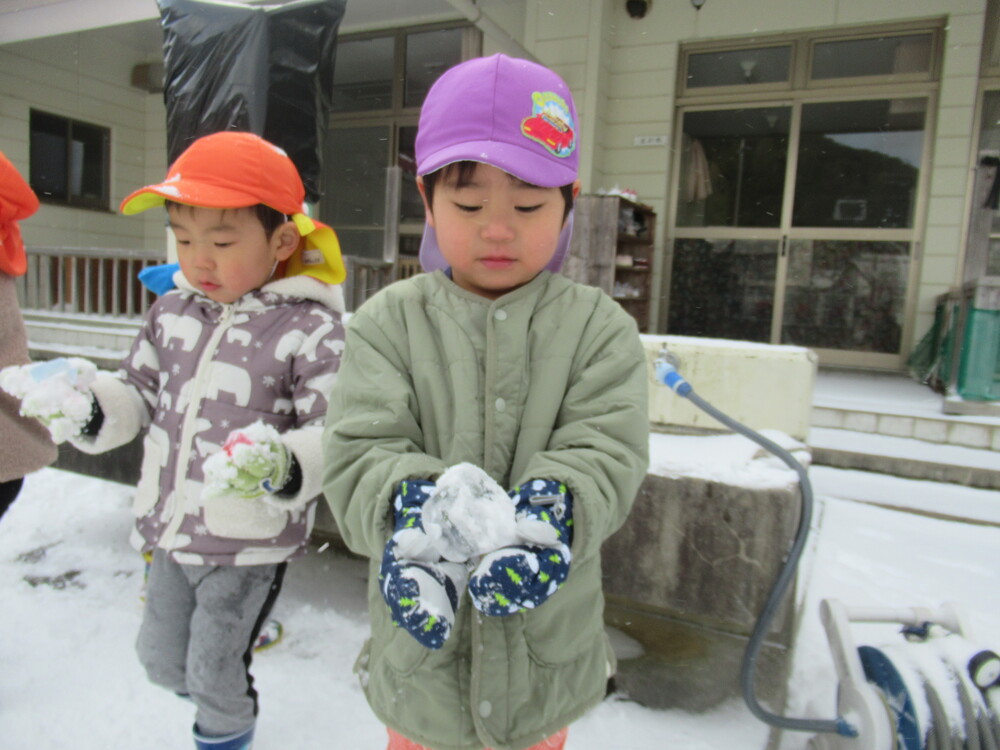 雪遊びをする