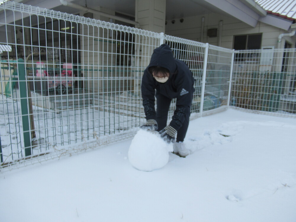 雪遊びをする