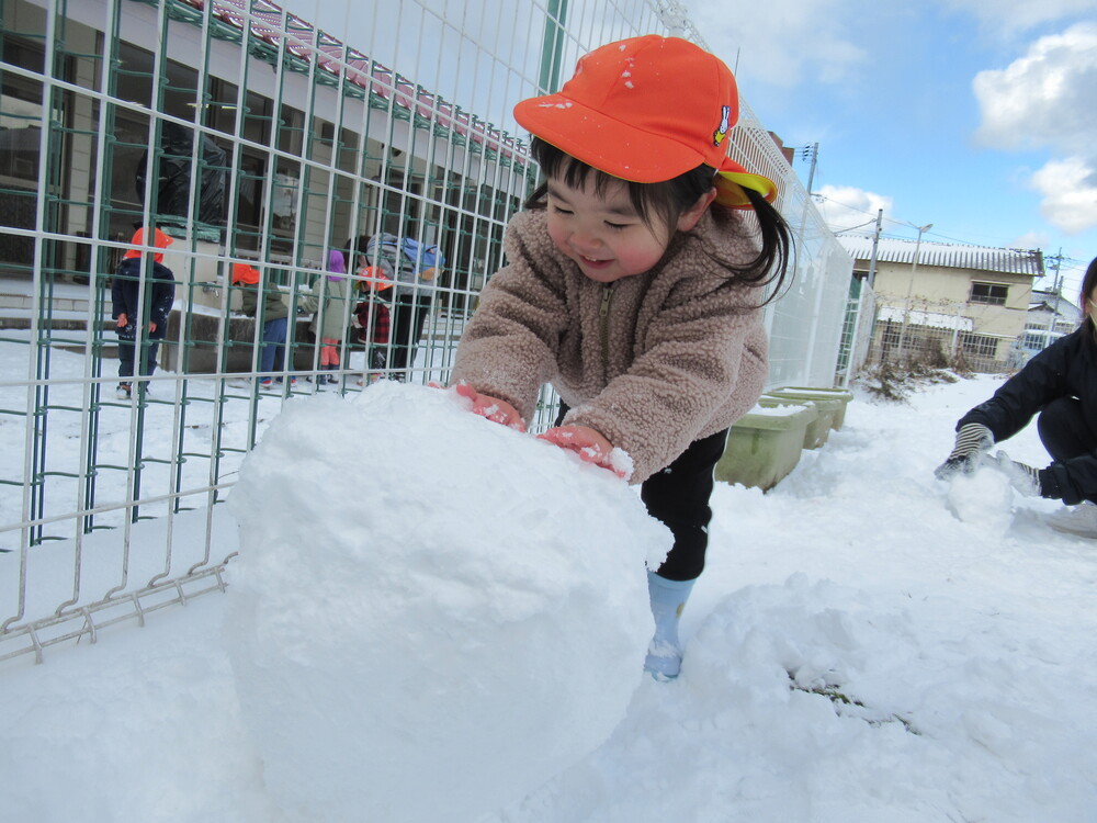 雪遊びをする