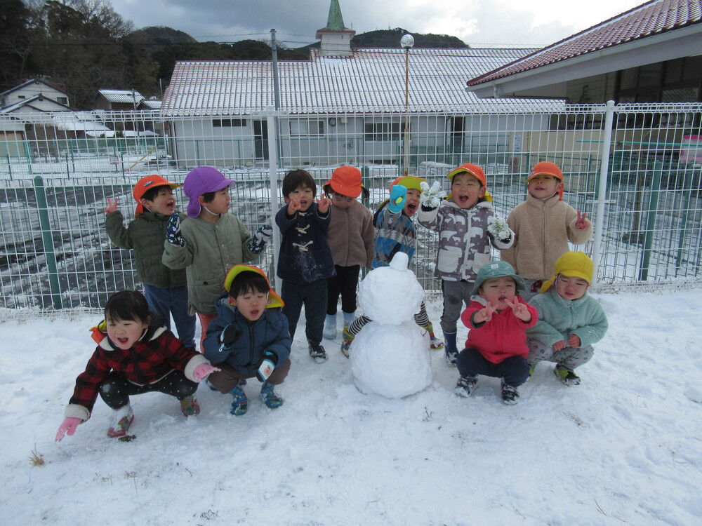雪遊びをする