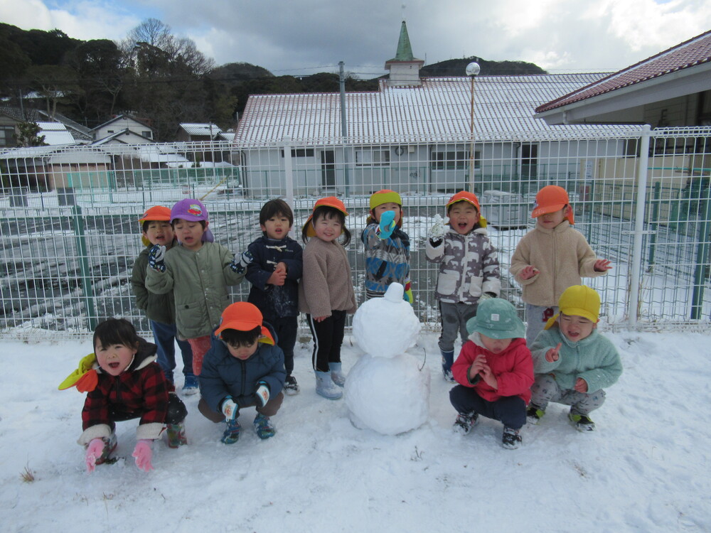 雪遊びをする
