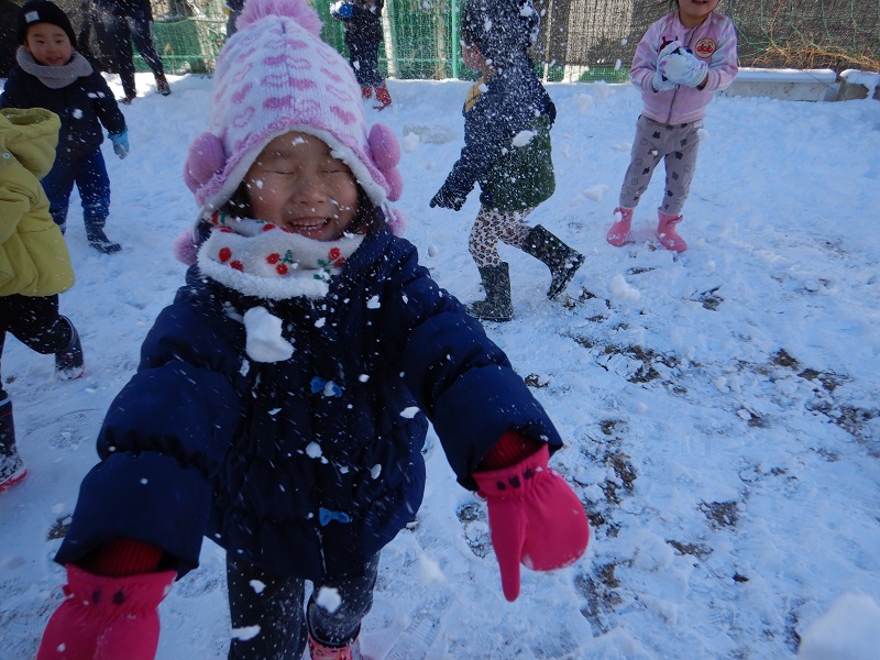 雪遊びの様子 