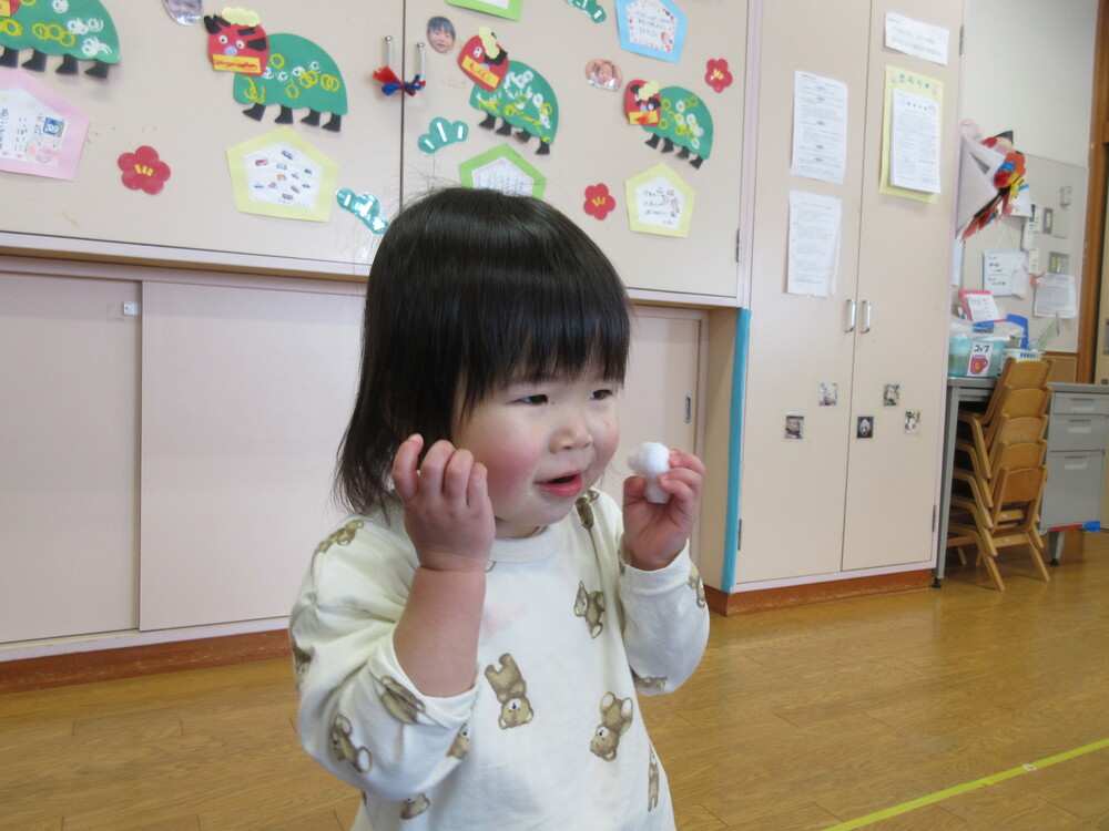 頬っぺたに雪をつける