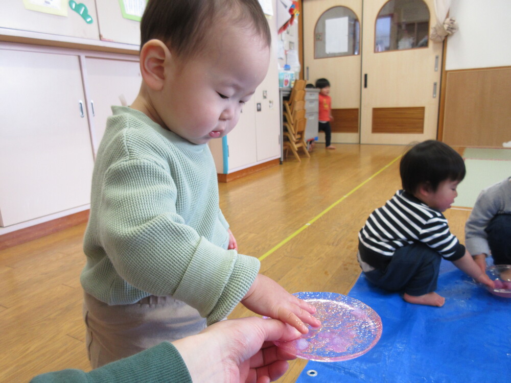 氷を触る