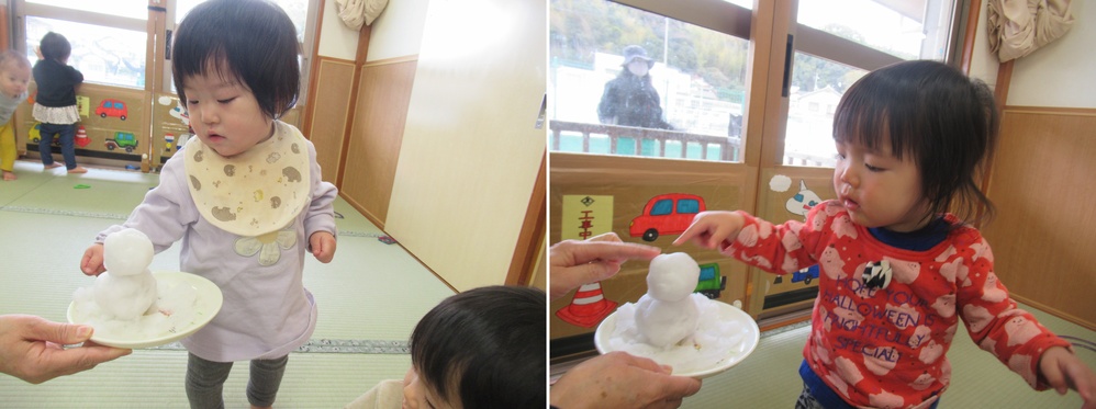 子どもたちが雪だるまを触っている